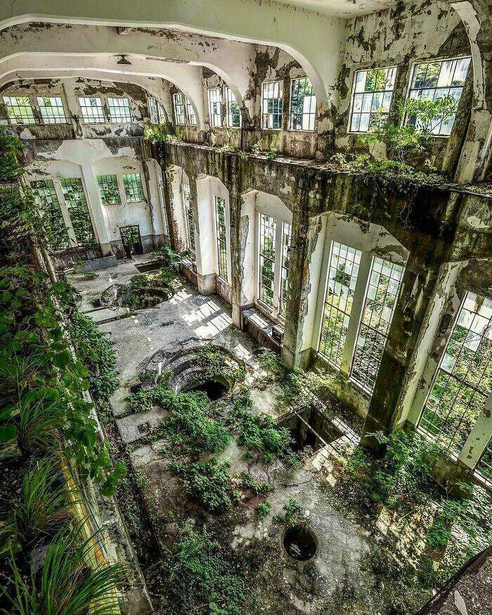 https://hfr-rehost.aurait.eu/https://img.izismile.com/img/img15/20230624/640/captivating_images_of_abandoned_places_that_will_haunt_your_imagination_640_high_03.jpg