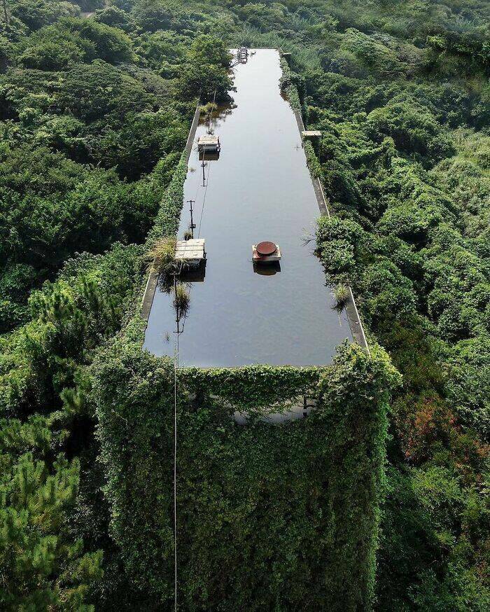 https://hfr-rehost.aurait.eu/https://img.izismile.com/img/img15/20230624/640/captivating_images_of_abandoned_places_that_will_haunt_your_imagination_640_high_04.jpg