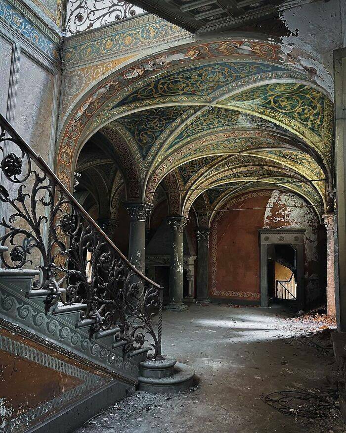 https://hfr-rehost.aurait.eu/https://img.izismile.com/img/img15/20230624/640/captivating_images_of_abandoned_places_that_will_haunt_your_imagination_640_high_07.jpg