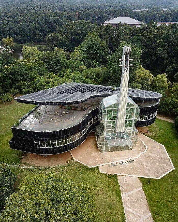 https://hfr-rehost.aurait.eu/https://img.izismile.com/img/img15/20230624/640/captivating_images_of_abandoned_places_that_will_haunt_your_imagination_640_high_16.jpg