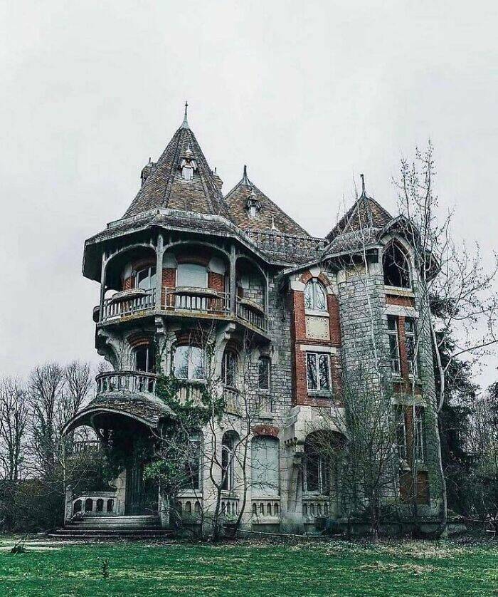 https://hfr-rehost.aurait.eu/https://img.izismile.com/img/img15/20230624/640/captivating_images_of_abandoned_places_that_will_haunt_your_imagination_640_high_20.jpg